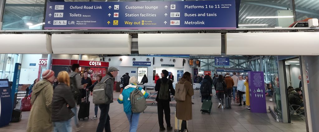 manchester train stations - piccadilly platform 13 and 14 concourse